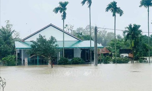 Nước s&#244;ng Tr&#224; C&#226;u d&#226;ng cao g&#226;y ngập nhiều nh&#224; d&#226;n ở thị x&#227; Đức Phổ