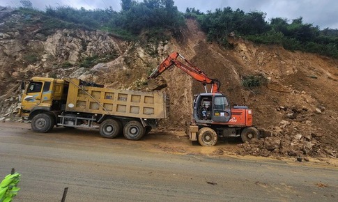 Đ&#232;o An Kh&#234; tiếp tục sạt lở, h&#224;ng ngh&#236;n khối đất đ&#225; tr&#224;n xuống đường