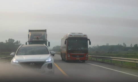 Sau tai nạn nghi&#234;m trọng, nhiều phương tiện vẫn vượt ẩu tr&#234;n cao tốc Cam Lộ - La Sơn