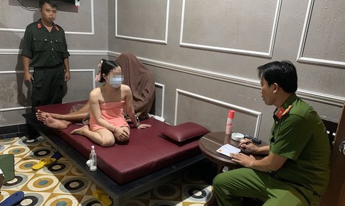 Bắt quả tang nhiều nữ nh&#226;n vi&#234;n massage k&#237;ch dục cho kh&#225;ch