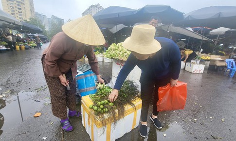 Hoa bưởi, hoa cau, đồ c&#250;ng lễ s&#244;i động s&#225;t ng&#224;y Rằm th&#225;ng Gi&#234;ng