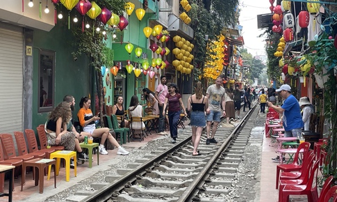 Phố c&#224; ph&#234; đường t&#224;u lại nhộn nhịp sau Tết
