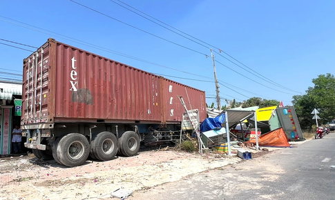 Xe container mất l&#225;i lao v&#224;o nh&#224; d&#226;n, l&#224;m hư hỏng 5 xe m&#244; t&#244;, nhiều người hoảng loạn