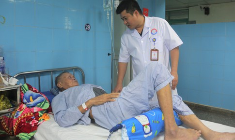 Tiến sĩ trẻ mang tiến bộ y học từ Cuba về chăm s&#243;c người Việt