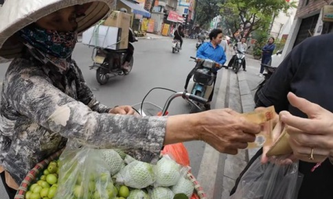 Xử phạt h&#224;ng rong b&#225;n cho du kh&#225;ch nước ngo&#224;i 200.000 đồng 1 t&#250;i t&#225;o nhỏ