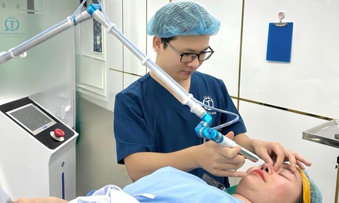 H&#224;nh tr&#236;nh x&#226;y dựng thương hiệu Dr.Trần Quyết - &quot;b&#224;n tay v&#224;ng&quot; kiến tạo d&#225;ng mũi Asform