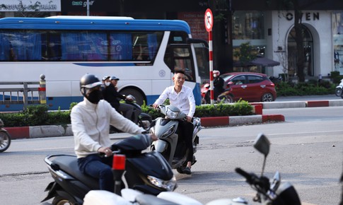 Người d&#226;n ng&#243; lơ biển cấm, &#39;xếp h&#224;ng&#39; vi phạm giao th&#244;ng