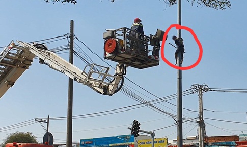 TPHCM: Giải cứu nam thanh ni&#234;n tr&#232;o cột đ&#232;n cố thủ