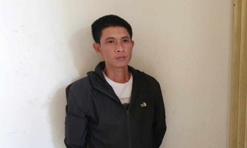 Bắt người đ&#224;n &#244;ng mang 2 khẩu s&#250;ng đến nh&#224; phụ nữ để giải quyết m&#226;u thuẫn