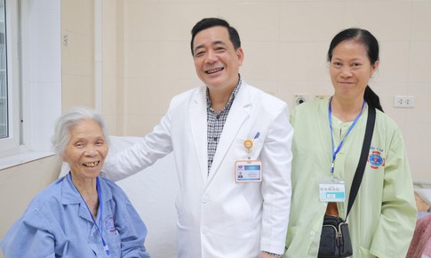 Đau bụng, đi ngo&#224;i ra m&#225;u cứ ngỡ do tuổi cao, khi kh&#225;m ph&#225;t hiện ung thư đại tr&#224;ng