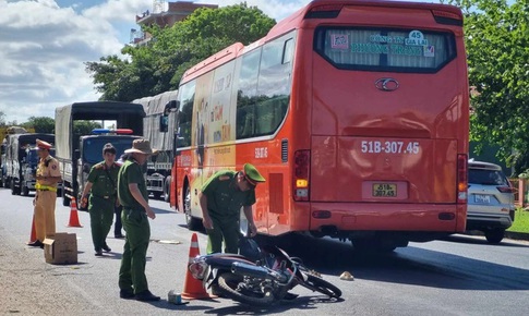 Hai học sinh tử vong sau khi va chạm với xe kh&#225;ch