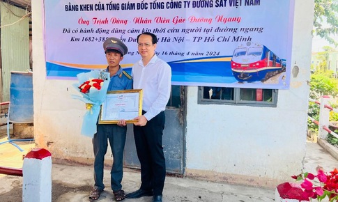 Tặng bằng khen cho nh&#226;n vi&#234;n đường sắt cứu người lao v&#224;o đo&#224;n t&#224;u đang chạy