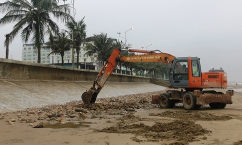 Sau phản &#225;nh của B&#225;o SK&amp;ĐS ở b&#227;i biển Hải Tiến, Chủ tịch Thanh H&#243;a chỉ đạo xử l&#253; ngay