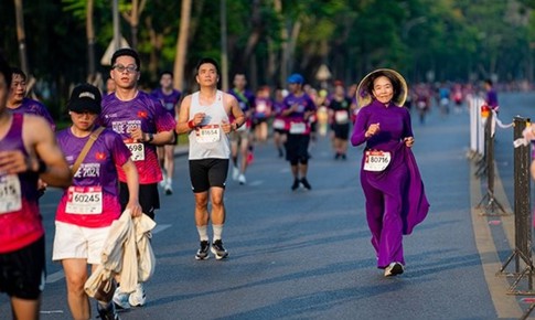 Tranh c&#227;i h&#236;nh ảnh nữ runner mặc &#225;o d&#224;i tham gia giải chạy