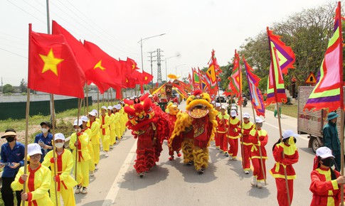 Ngư d&#226;n Cửa L&#242; tranh t&#224;i tại lễ hội cầu ngư truyền thống