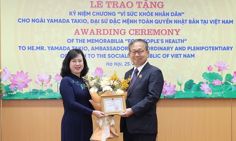Bộ trưởng Đ&#224;o Hồng Lan trao tặng Kỷ niệm chương &#39;V&#236; sức khoẻ nh&#226;n d&#226;n&#39; cho Đại sứ Nhật Bản tại Việt Nam