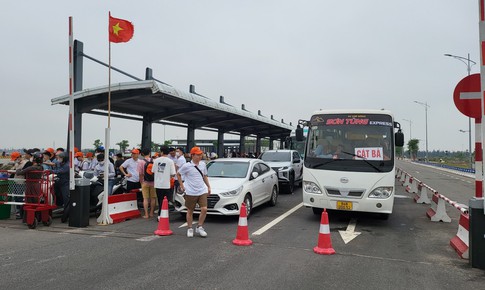 Nghỉ lễ, &#244; t&#244; con, xe tải tạm dừng qua ph&#224; sang đảo C&#225;t B&#224;