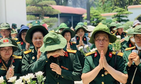 Trời nắng gay gắt nhưng h&#224;ng ngh&#236;n du kh&#225;ch vẫn về Ng&#227; ba Đồng Lộc tri &#226;n c&#225;c anh h&#249;ng liệt sỹ
