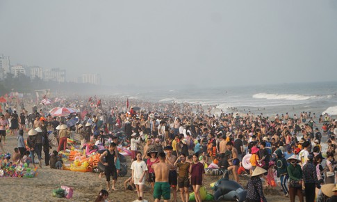Video biển người chen ch&#226;n tắm biển Sầm Sơn