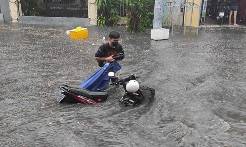 Cận cảnh nhiều tuyến đường ở TPHCM m&#234;nh m&#244;ng trong biển nước