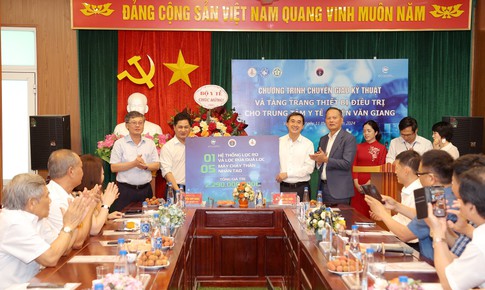 Chuyển giao kỹ thuật v&#224; tặng thiết bị y tế trị gi&#225; hơn 2,2 tỷ đồng cho TTYT huyện Văn Giang, Hưng Y&#234;n