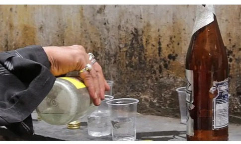 Số người tử vong li&#234;n quan vụ ngộ độc rượu tại Ấn Độ tăng l&#234;n gần 50