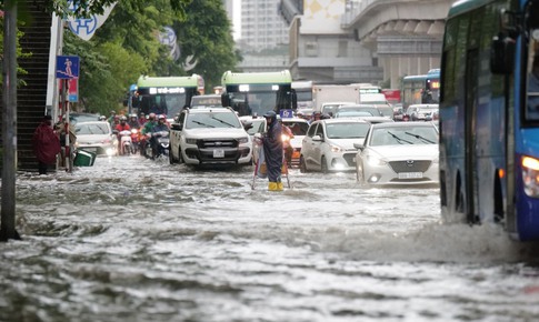 Những tuyến phố ngập &#250;ng do trận mưa s&#225;ng nay ở H&#224; Nội