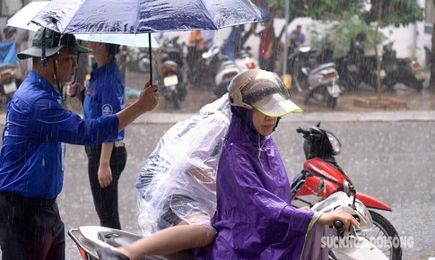 Hơn 5.000 th&#237; sinh &#39;đội&#39; mưa tầm t&#227; đến trường thi lớp 10 chuy&#234;n Sư phạm