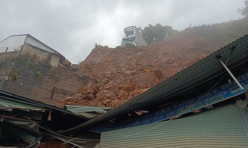 Th&#234;m vụ sạt lở ở H&#224; Giang, sập ho&#224;n to&#224;n 1 kho chứa vật liệu x&#226;y dựng