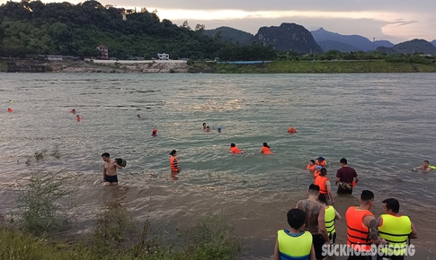 Người d&#226;n bất chấp nguy hiểm k&#233;o nhau ra tắm s&#244;ng khi thủy điện H&#242;a B&#236;nh xả lũ