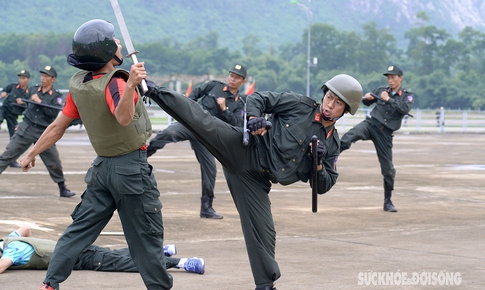 Một ng&#224;y tr&#234;n thao trường của Cảnh s&#225;t đặc nhiệm