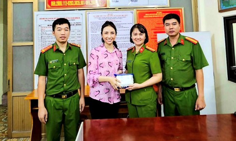 Đưa con đi học, người phụ nữ bất ngờ l&#224;m rơi 400 triệu đồng