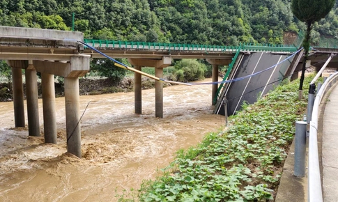 Trung Quốc: Sập cầu khiến &#237;t nhất 11 người thiệt mạng