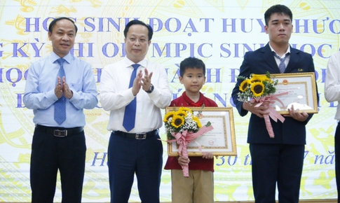 Học sinh lớp 5 được tuy&#234;n dương v&#236; dũng cảm cứu bạn đuối nước tr&#234;n biển