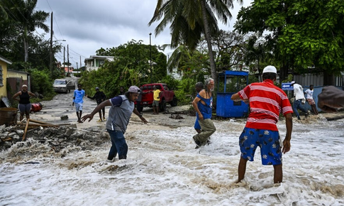 B&#227;o Beryl đổ bộ v&#224;o Jamaica v&#224; quần đảo Cayman, đe doạ &#237;t nhất 3 triệu trẻ em ở Caribe 