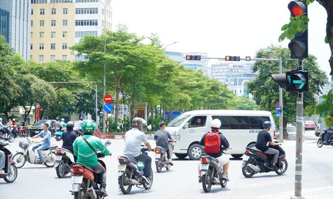 Người d&#226;n thi nhau vượt đ&#232;n đỏ tại ng&#227; tư th&#237; điểm hệ thống giao th&#244;ng th&#244;ng minh