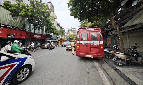 C&#244;ng an H&#224; Nội chấn chỉnh việc đ&#243;n trả kh&#225;ch du lịch trong phố cổ