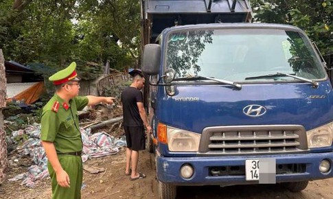 Bắt quả tang l&#225;i xe tải đổ trộm chất thải ra m&#244;i trường