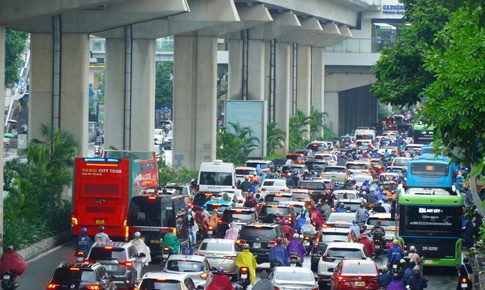 H&#224; Nội mưa lớn k&#233;o d&#224;i, nhiều tuyến đường &#249;n tắc nghi&#234;m trọng