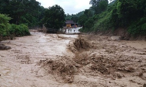 Thủ tướng chỉ đạo ứng ph&#243; nguy cơ b&#227;o mạnh, lũ lụt, sạt lở đất