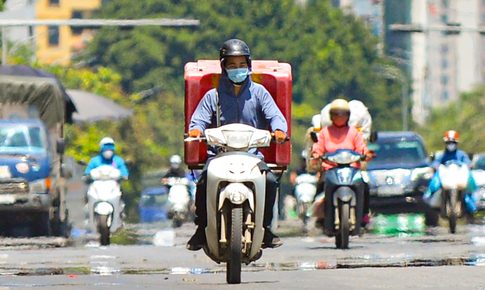 Miền Bắc ch&#236;m trong nắng n&#243;ng &#39;thi&#234;u đốt&#39; k&#233;o d&#224;i, nền nhiệt H&#224; Nội chạm mức đỉnh điểm 44 độ C