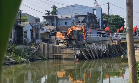 Th&#244;ng tin mới vụ b&#249;n thải sau nạo v&#233;t đổ thẳng ra hồ nước ở Huế 