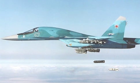 Khoảnh khắc Su-34 tấn c&#244;ng điểm tập trung l&#237;nh Ukraine bằng bom 3 tấn