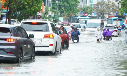 Mưa lớn sau b&#227;o số 3, nhiều tuyến đường H&#224; Nội ngập s&#226;u, &#249;n tắc giờ cao điểm