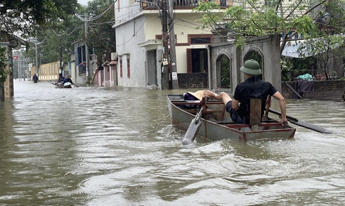 Giữa biển nước, người d&#226;n H&#224; Nội vượt kh&#243;