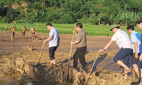 Thủ tướng trực tiếp xuống th&#244;n L&#224;ng Nủ nơi xảy ra vụ sạt lở thương t&#226;m