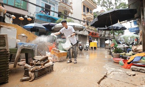 Gi&#225;m s&#225;t xử l&#253; m&#244;i trường, ph&#242;ng chống dịch bệnh sau mưa lũ