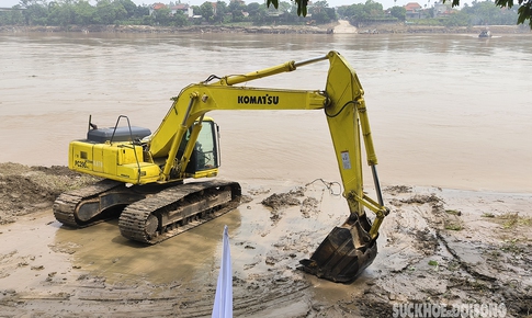 Nước s&#244;ng r&#250;t, chuẩn bị trục vớt phần cầu Phong Ch&#226;u bị sập v&#224; l&#224;m cầu phao thay thế