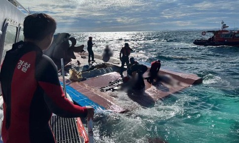 T&#224;u c&#225; bị lật ở H&#224;n Quốc: 5 thủy thủ người Việt Nam v&#224; Indonesia sống s&#243;t