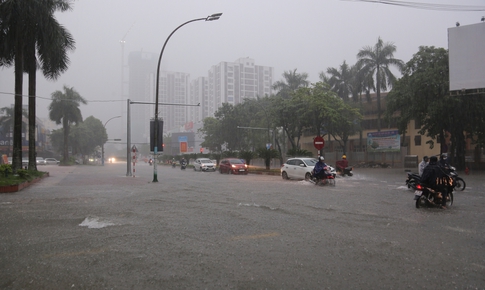 Mưa trắng trời, TP Vinh ch&#236;m trong biển nước